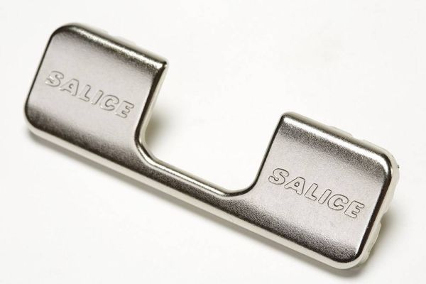 Заглушка для чашки петлі SALICE з логотипом SALICE сталь нікельована, 329.32.550 Заглушка для чашки петлі SALICE з логотипом SALICE сталь нікельована