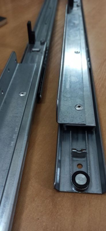 Направляюча для розсувних столів 1040/840мм, під 1 або 2 вкладні деталі до 840 мм., Синхронний з боковим фіксатором, монтажна довжина: 1200 мм, вкладна деталь до 840 мм, вантажопідйомність: 90 кг (642.57.110) , 642.57.110, Фото № 5 Направляюча для розсувних столів 1040/840мм, під 1 або 2 вкладні деталі до 840 мм., Синхронний з боковим фіксатором, монтажна довжина: 1200 мм, вкладна деталь до 840 мм, вантажопідйомність: 90 кг (642.57.110) , 642.57.110