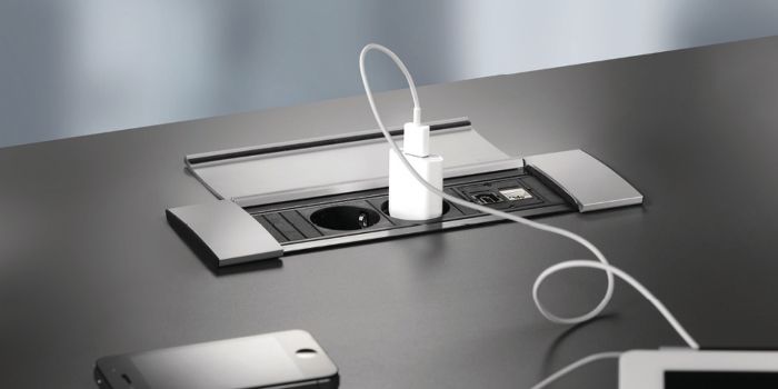 Монтажна рамка з дизайнерською кришкою, для модульних розеток, товщина панелі від 10 мм, 4-канальний, кришка: чорний анодований, 822.91.398, 822.91.398